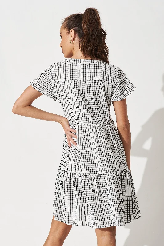 Shelby Shirt Dress In White With Black Check